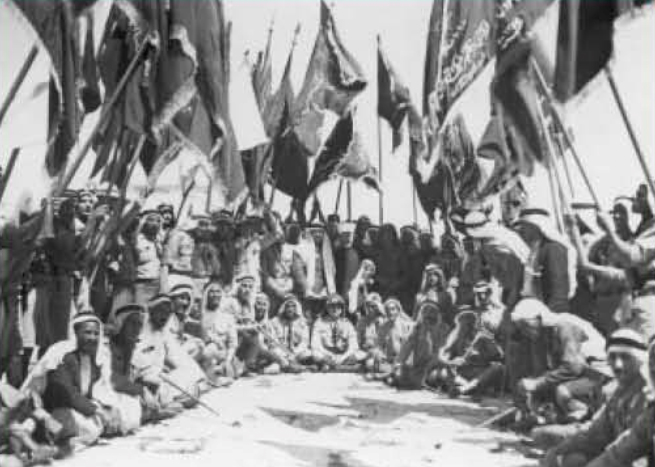 מפגש מפקדי כנופיות ערביים בירושלים העתיקה, 1947. במרכז התמונה (עם תרבוש לבן): המופתי הגדול, חאג´ אמין אל-חוסייני.